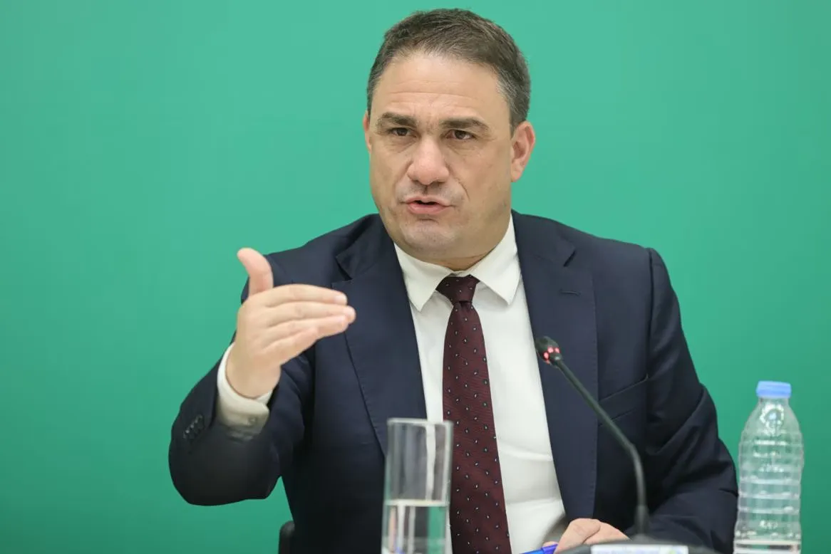 PASOK Kritik an Mitsotakis: Die 25-Prozent-Hürde als Schwäche