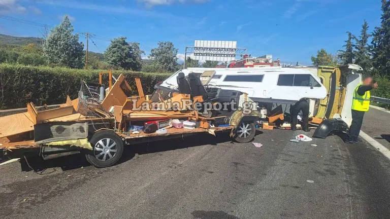 Verkehrsunfall in Phthiotis: Wohnmobil auf Autobahn umgestürzt