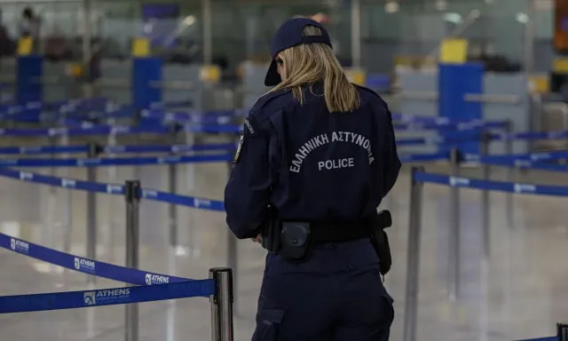 Diebstahl am Flughafen Athen: Duo nach Raubserie gefasst