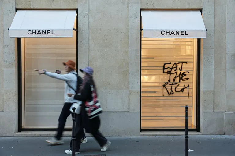 Luxusmarken in Frankreich: Warum Schaufenster zerbrechen